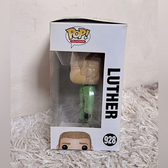 Funko Pop! Television The Umbrella Academy #928 Luther w/ Protective Case - Picture 2 of 7
